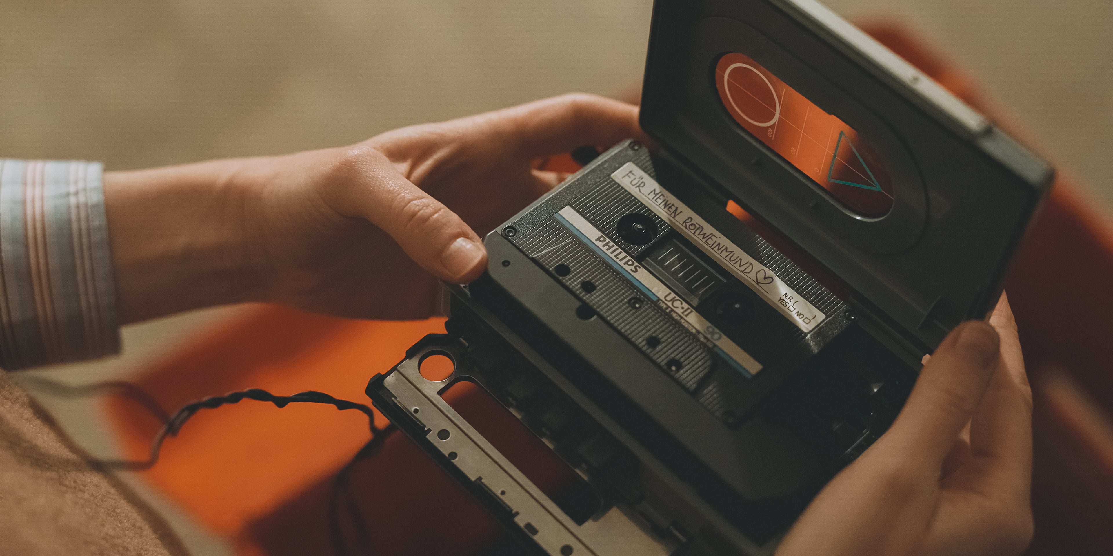 Rotweinmund - Filmstill - Walkman Kassette